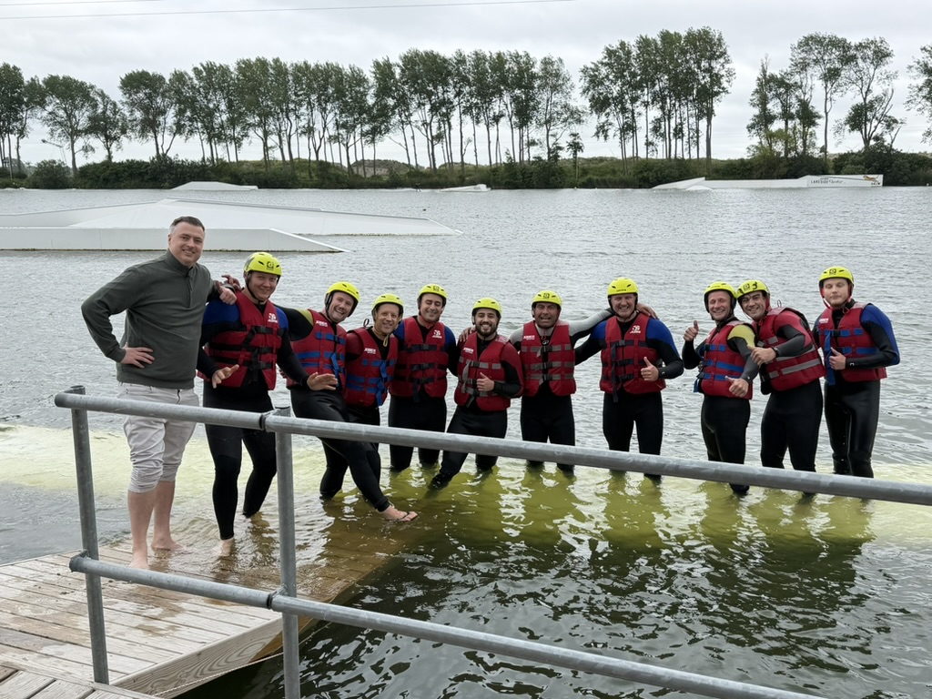 Teamdag en watersport aan het meer