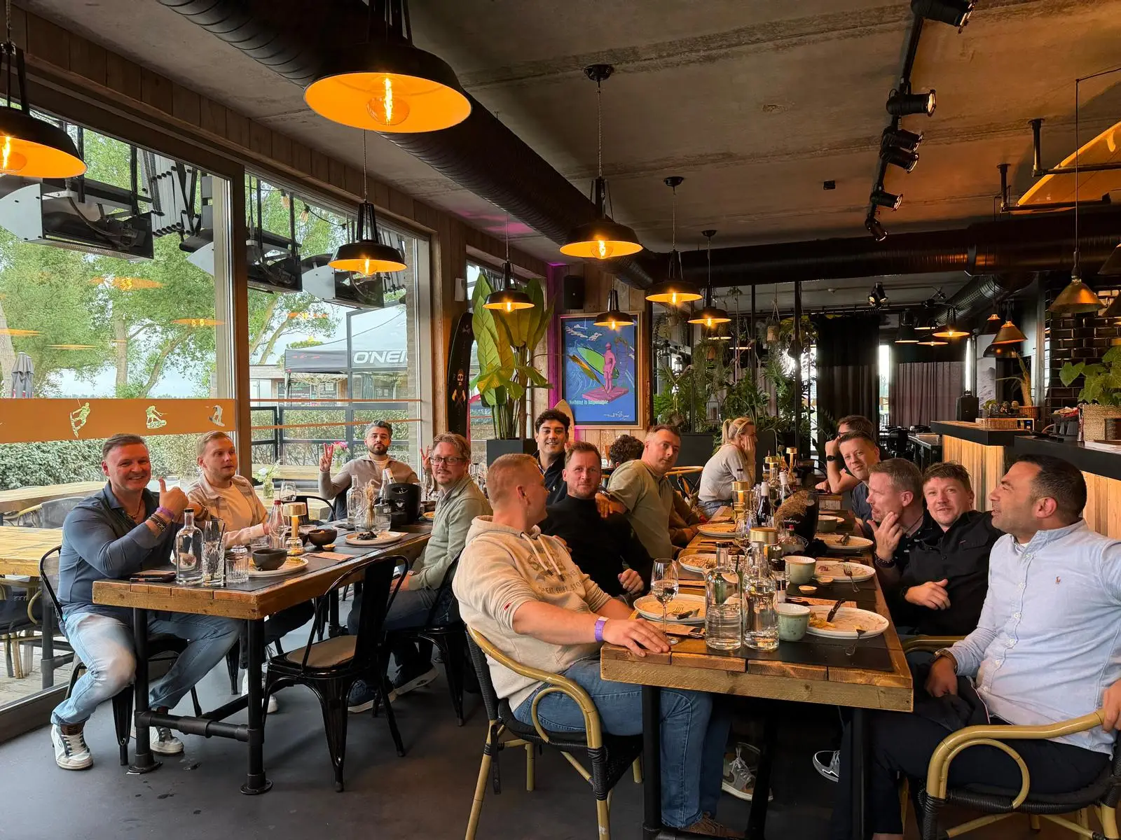 Het team van Solar Planeet op teamdiner